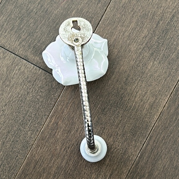 ANTHROPOLOGIE White Rose Ceramic Wall Hook, Silver Metal Twist, Home Decor - Picture 4 of 6
